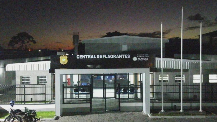 Homem é preso com maconha após denúncia de tráfico em condomínio em Maceió