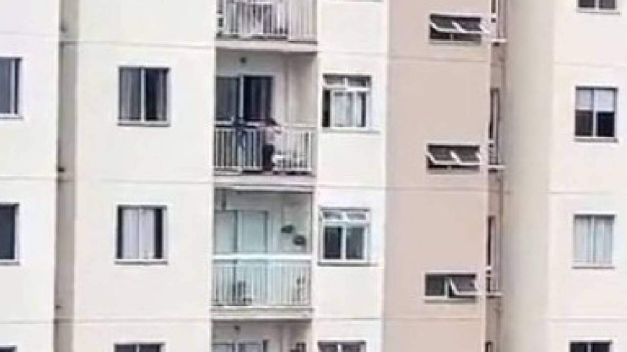 Criança se pendura em varanda de prédio em Vila Velha e evita tragédia