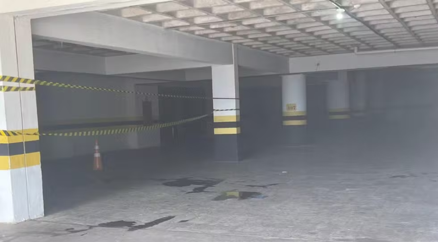Incêndio em estacionamento de edifício em Cuiabá deixa síndico hospitalizado