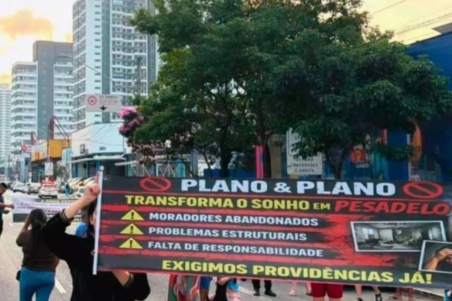 Prédio é interditado pela segunda vez após incêndio e moradores protestam na zona leste de SP