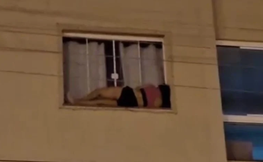 Jovem é flagrada deitada em parapeito de janela no terceiro andar e mobiliza moradores