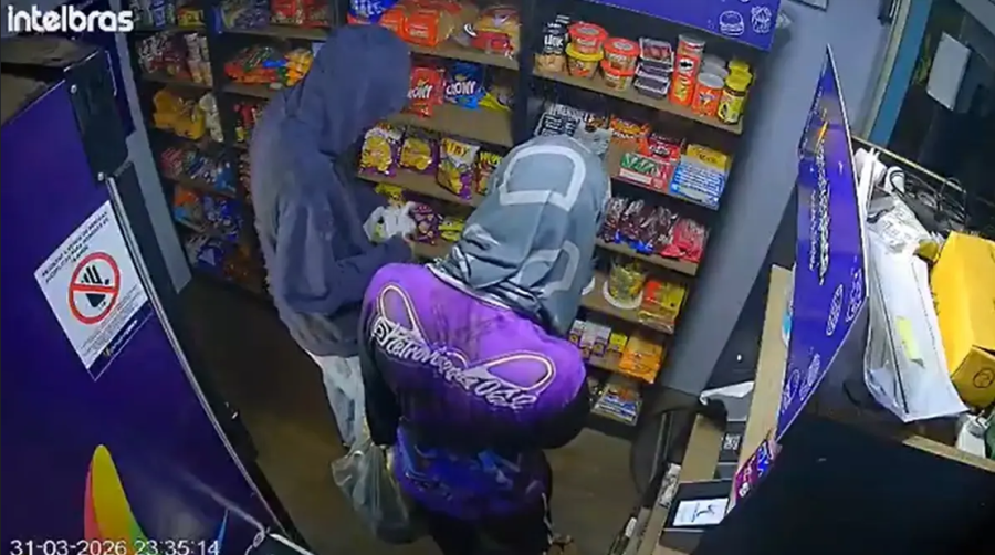 Morador invade mercadinho de condomínio com comparsa e furta produtos em Goiás