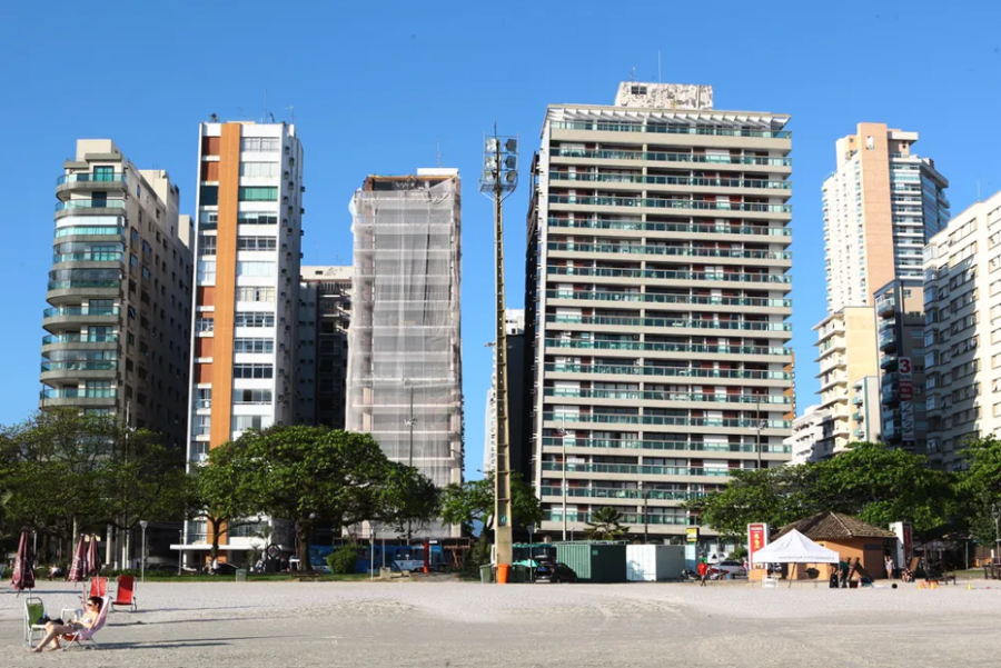 Prédios tortos de Santos desafiam moradores e podem passar por obras de correção