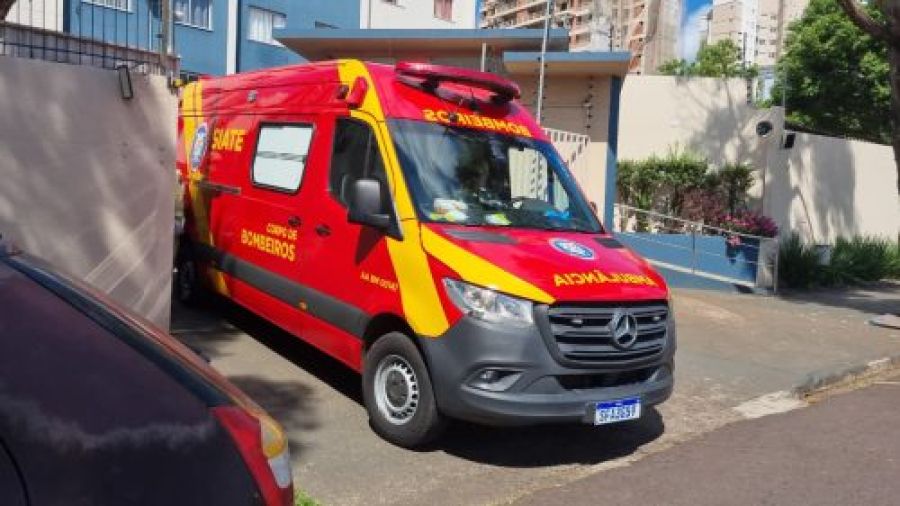 Mulher sofre queda em pátio de condomínio e bate a cabeça no Centro de Cascavel