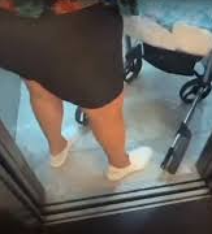 Idosa cospe em vizinha após discussão por cachorro em elevador de condomínio em Salvador