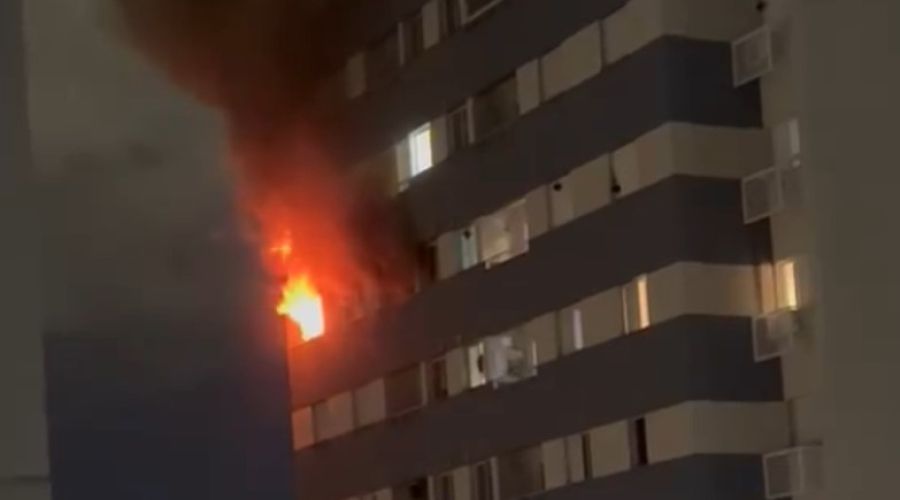 Incêndio de grandes proporções atinge apartamento após vela encostar em cortina