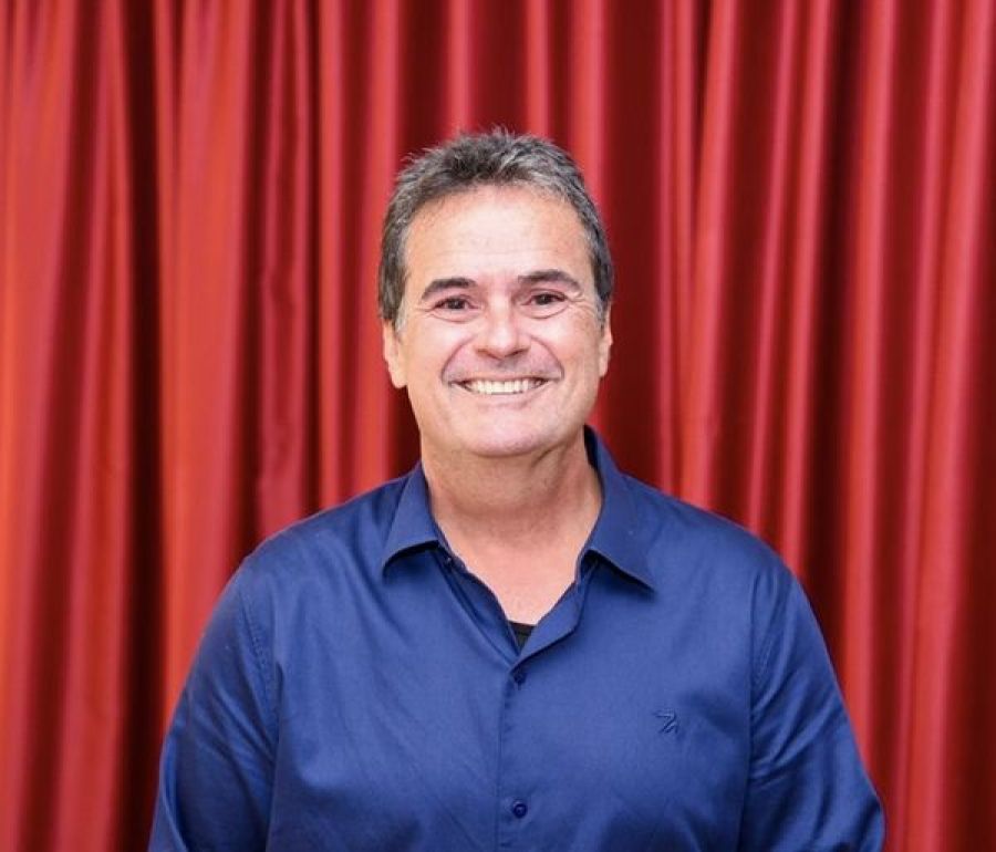 Cantor Ricardo Chaves é furtado em condomínio de luxo e faz apelo por devolução de violão