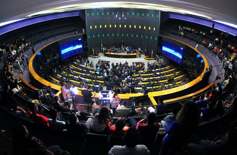Comissão aprova projeto que proíbe cobrar do inadimplente custos do condomínio com advogado