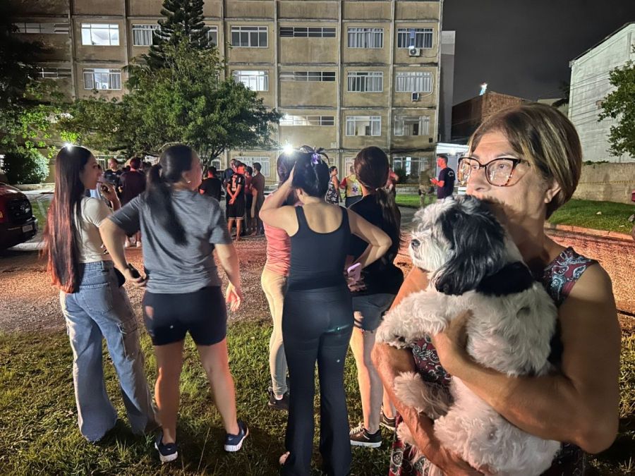 Prédio afunda em Itajaí, moradores fogem às pressas e Defesa Civil interdita imóvel