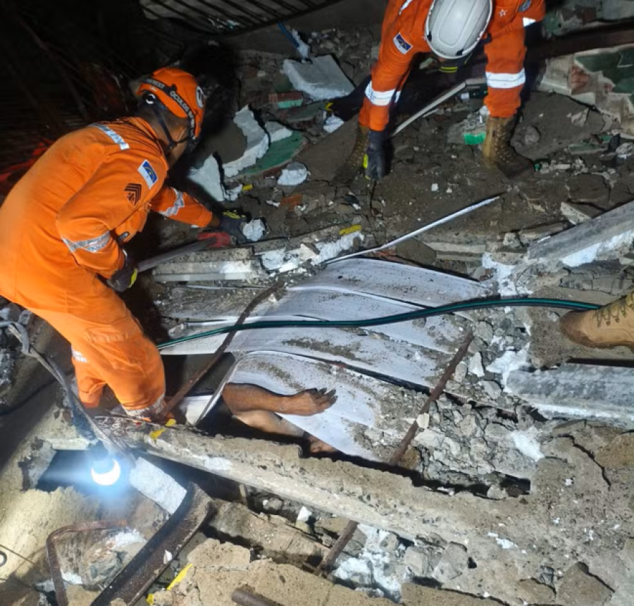 Imóvel de três andares desaba em Olinda e idoso é resgatado dos escombros