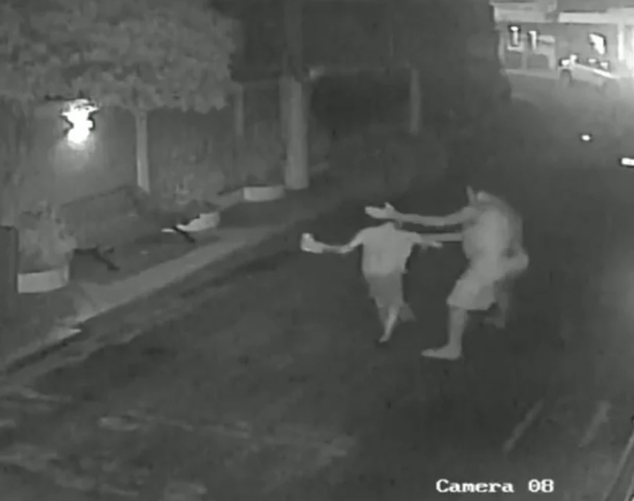 Homem agride menino por brincar de patinete dentro de condomínio