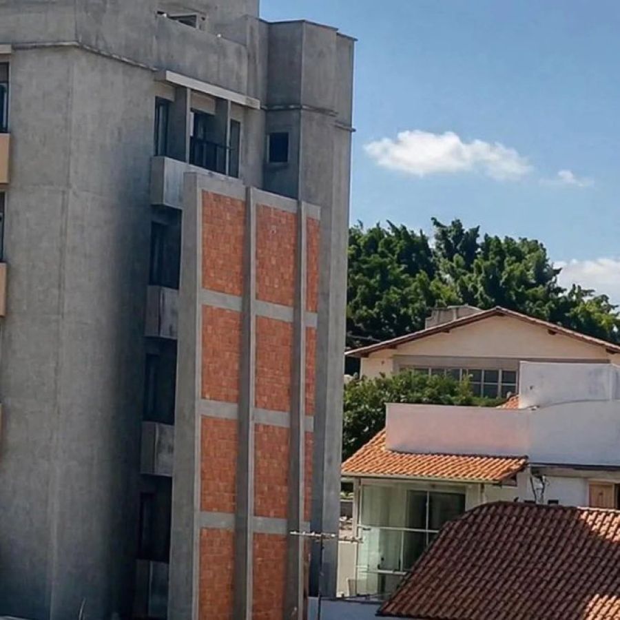 Muro gigante ao lado de prédio viraliza e levanta debate sobre privacidade