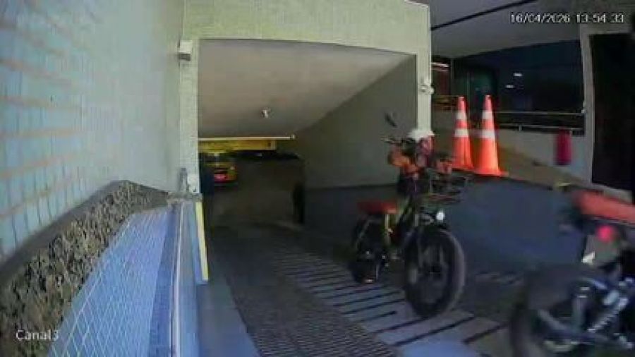 Dupla furta bicicleta elétrica em garagem de prédio na Gávea dias após compra