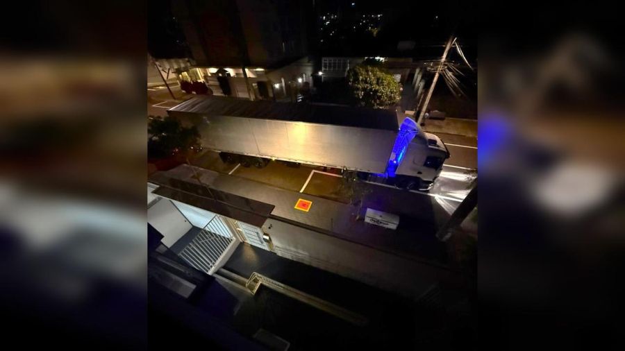 Caminhoneiro é denunciado por bloquear garagem de condomínio em Cascavel (PR)