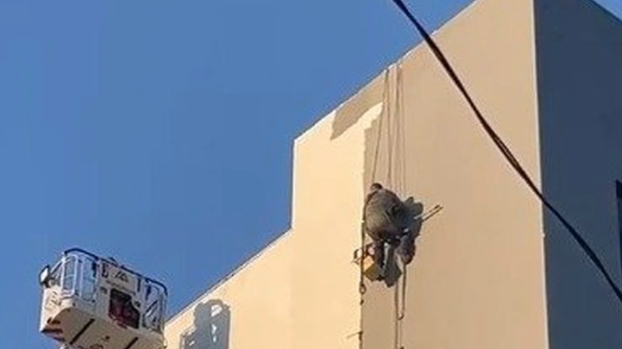 Pintor fica preso a 30 metros de altura em prédio e é resgatado pelos bombeiros em Caxias do Sul