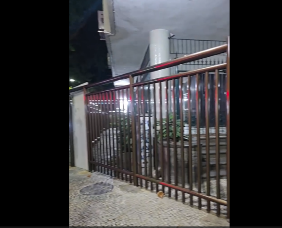 Condomínio gradeia calçada em Copacabana e gera críticas por dificultar circulação