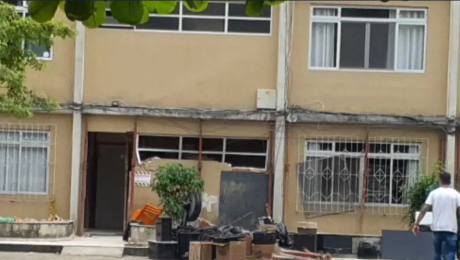 Prédio que cedeu em Itajaí deve ser demolido e moradores retiram pertences