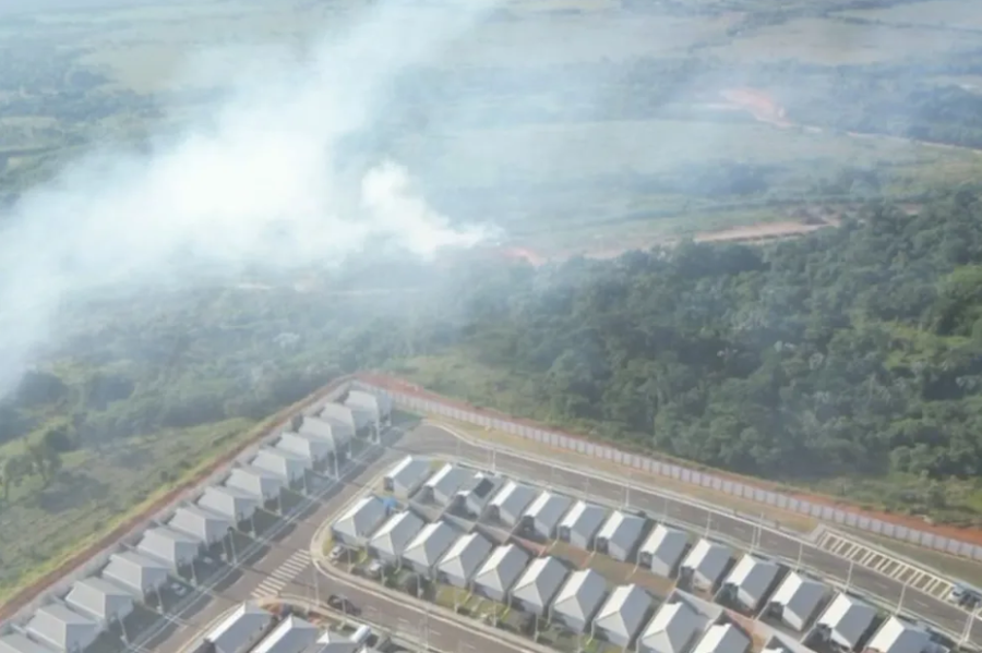 Incêndio em aterro provoca fumaça e assusta moradores de condomínio em Taubaté