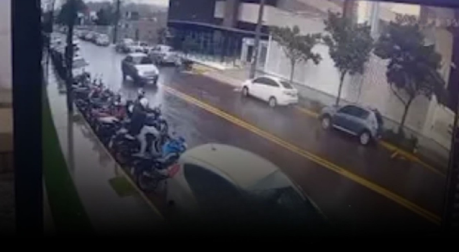 Dupla furta motocicleta em frente a condomínio no bairro Royal Park, Campo Grande