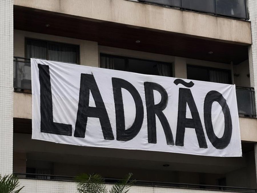 Homem é abordado pela PF após exibir faixa com “ladrão” em sacada de apartamento em Presidente Prudente