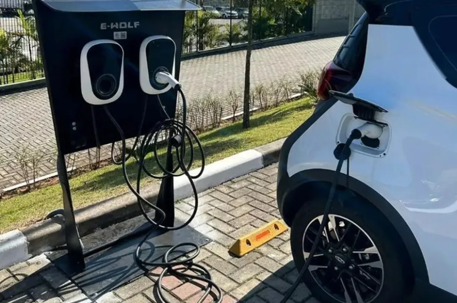 Recarga de carros elétricos em condomínios avança e depende de votação final na Bahia
