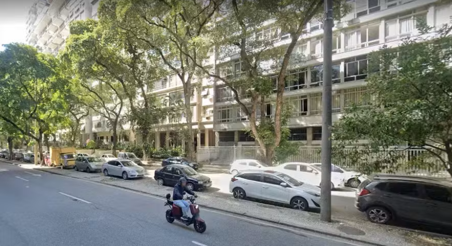 Condomínio no Flamengo proíbe “serviçais” em elevador social e gera indignação no Rio