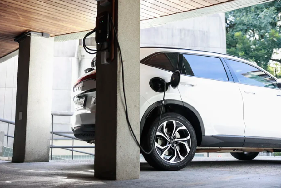 Projeto tira dos condomínios poder de proibir carregadores para carros elétricos