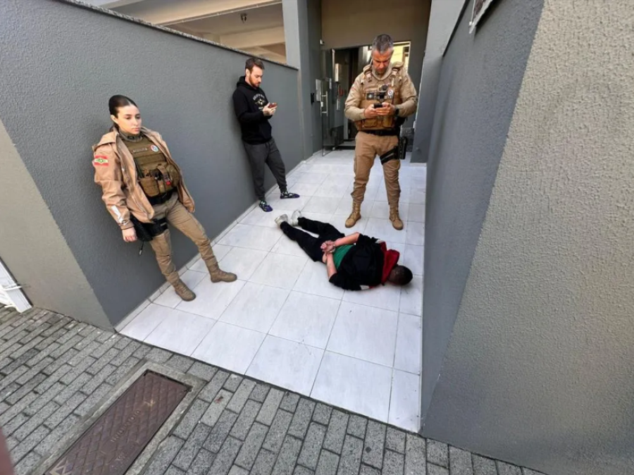 Moradores impedem fuga de suspeito após tentativa de furto em condomínio de Blumenau