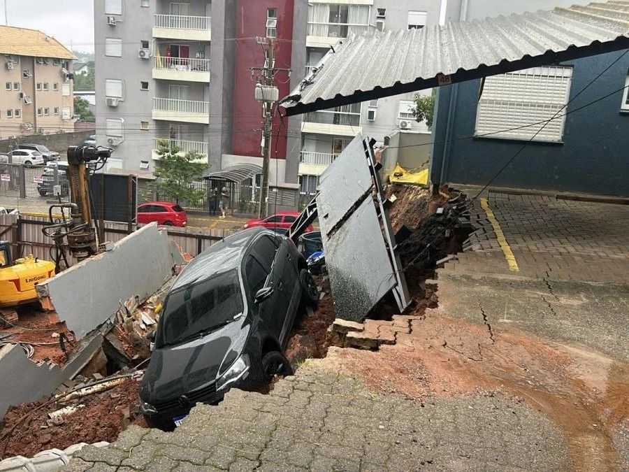 Deslizamento em condomínio remove 22 moradores e mobiliza defesa civil no RS