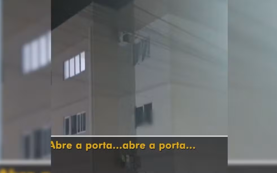Criança pede socorro após ser deixada sozinha com irmão dentro de casa em Goiás