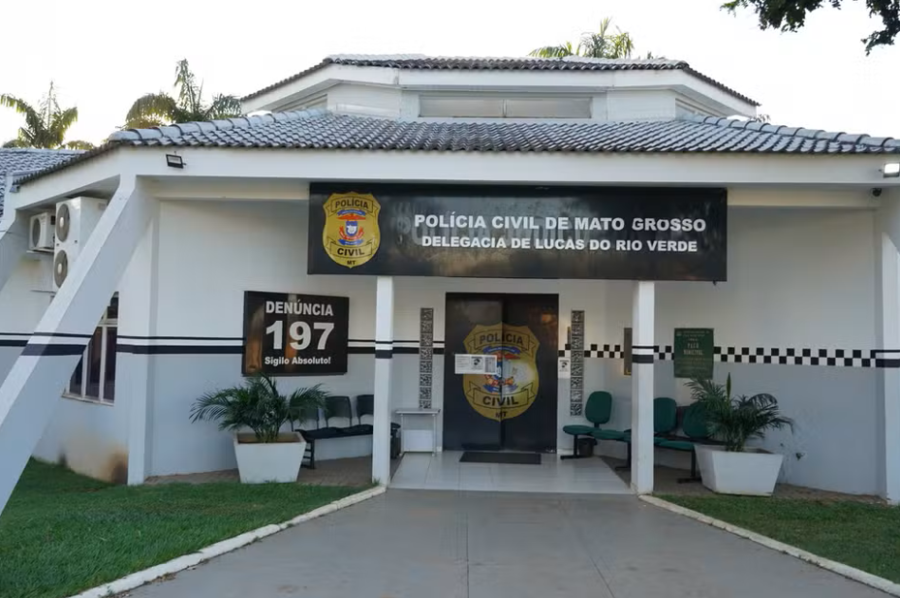 Mulher é presa após deixar bebê de 1 ano e outras duas crianças sozinhas para assistir a jogo em MT