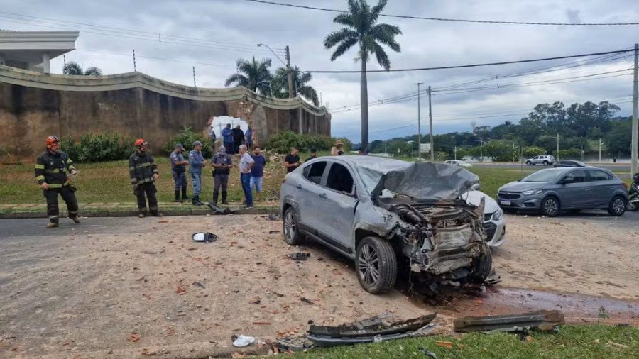 Mãe passa mal ao volante, invade muro de condomínio e fica ferida com os filhos em Rio Preto