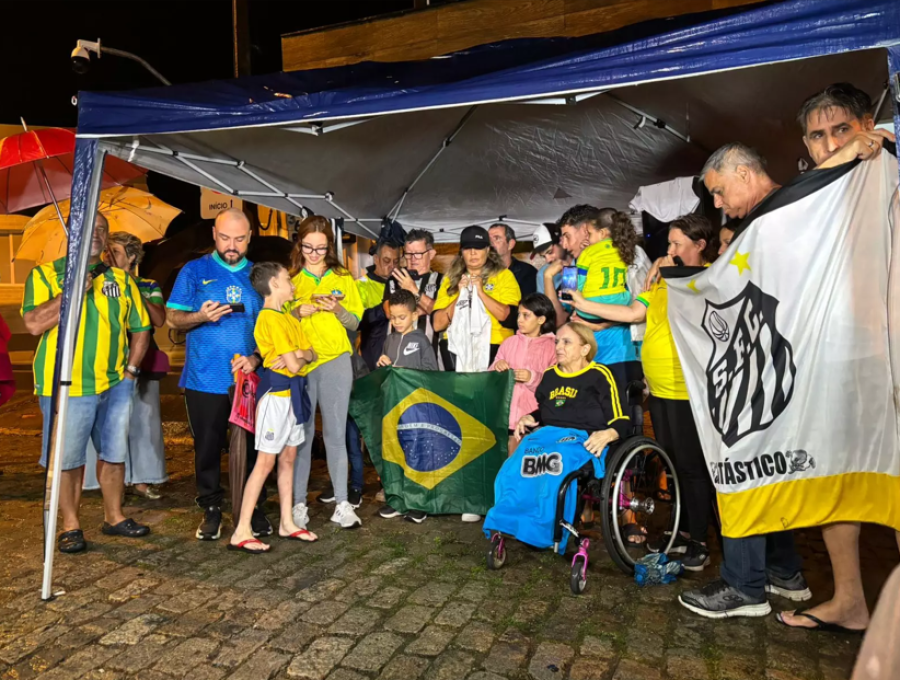 Convocação de Neymar provoca festa de torcedores em frente a condomínio em Santos