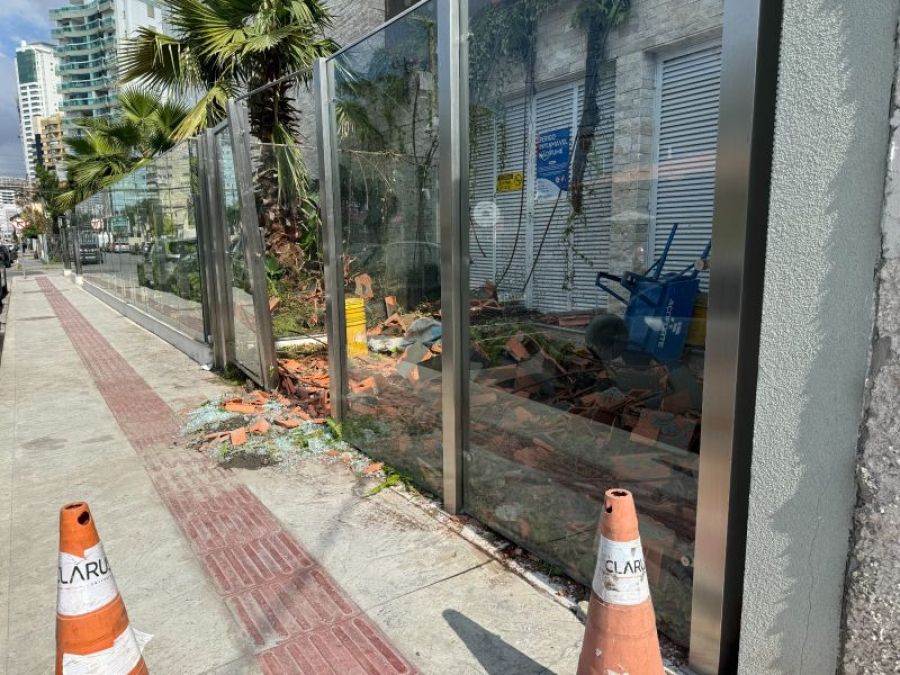 Trabalhador fica soterrado durante manutenção em prédio de luxo em Itajaí