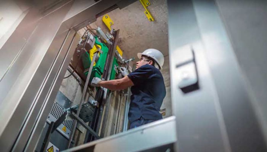 Bombeiro explica como agir em caso de queda de elevador e alerta para sinais de falhas