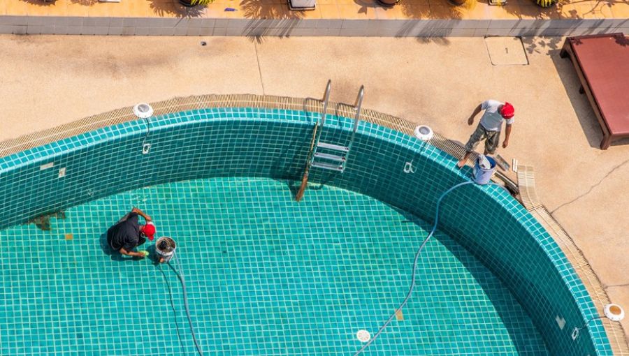 Condomínio é condenado após morador cair em piscina vazia durante reforma