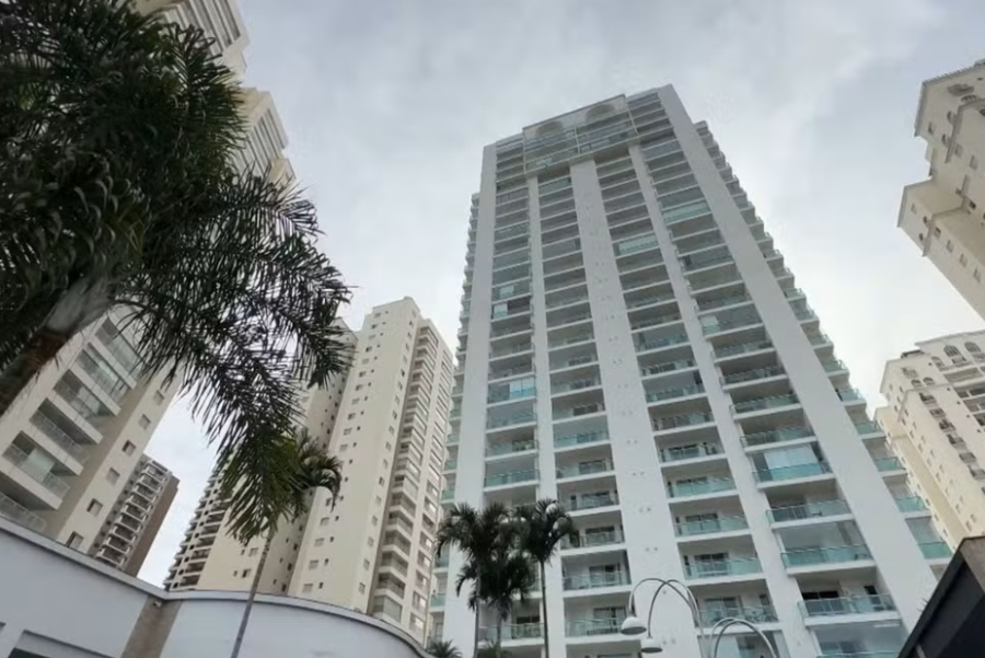 Homem suspeito de invadir apartamento de vizinha com lençóis é proibido de se aproximar da vítima