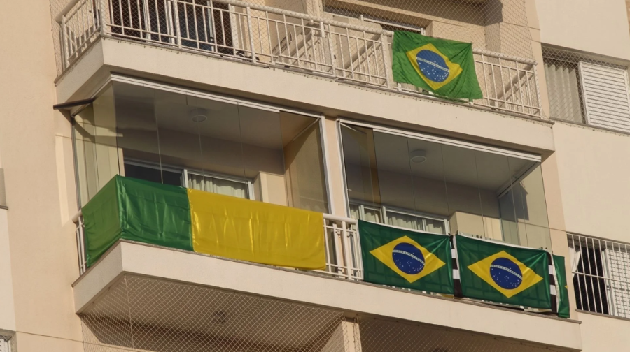Condomínio ameaça multar moradores por bandeiras do Brasil em varandas durante Copa e eleições