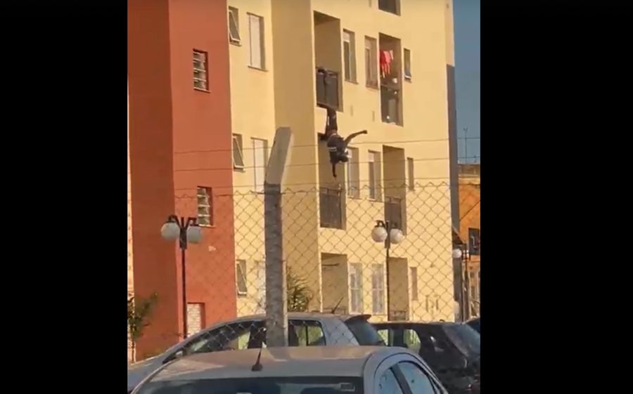 Homem é flagrado pendurado em grade de sacada no condomínio Aracari no bairro Romano