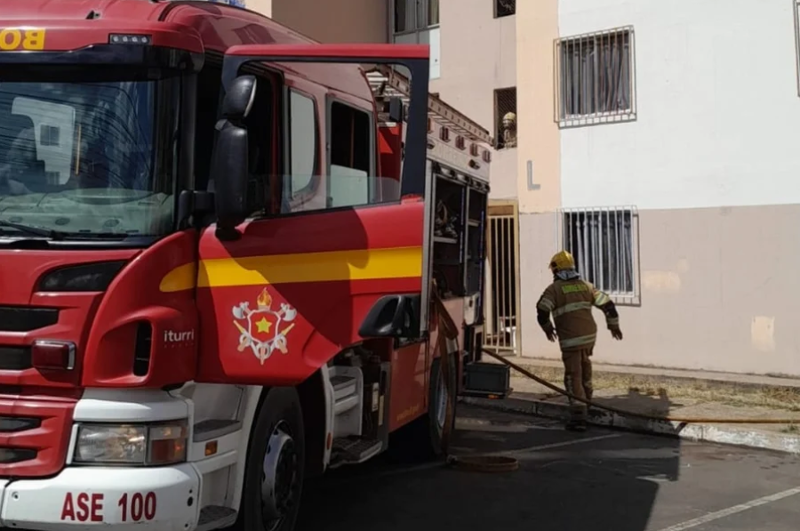 Máquina de lavar pega fogo e provoca incêndio em apartamento no Distrito Federal