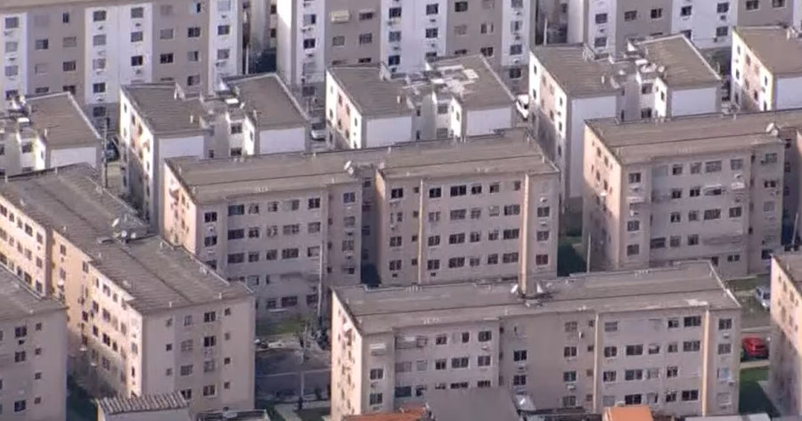 Comando Vermelho impõe taxa de R$ 300 a moradores após tomar condomínios na Pavuna