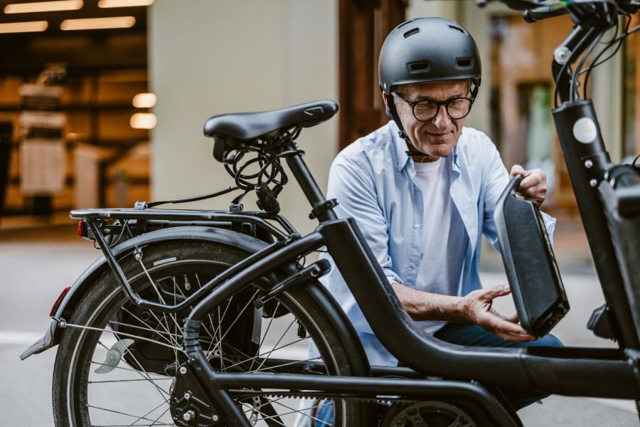 Bicicletas elétricas ganham espaço nos condomínios e nova lei define regras para recarga