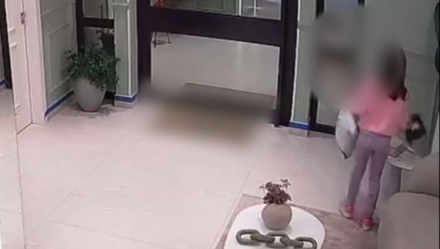 Criança é flagrada por câmeras em suposto esquema de furto de encomendas em condomínio