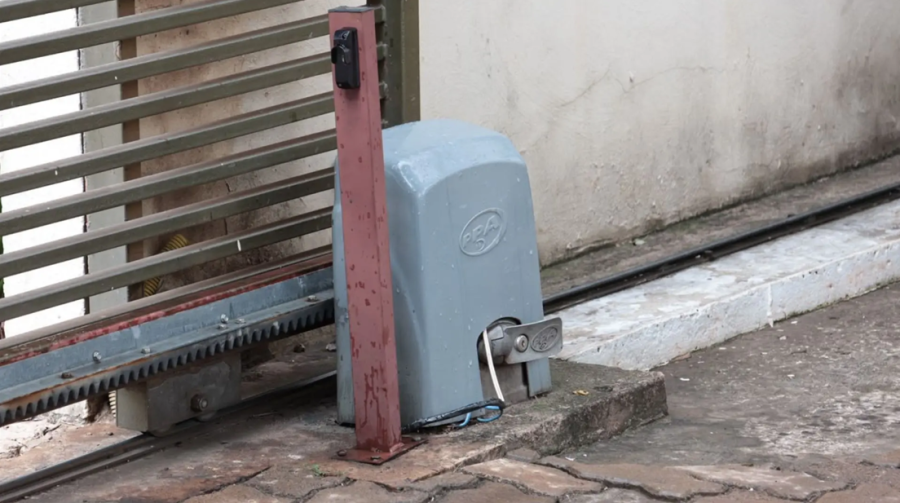 Suspeito é flagrado manipulando portão de condomínio e assusta moradores de bairro nobre