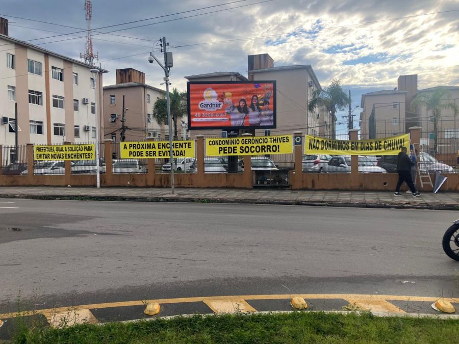 Moradores de condomínio relatam medo constante e cobram solução para alagamentos em São José