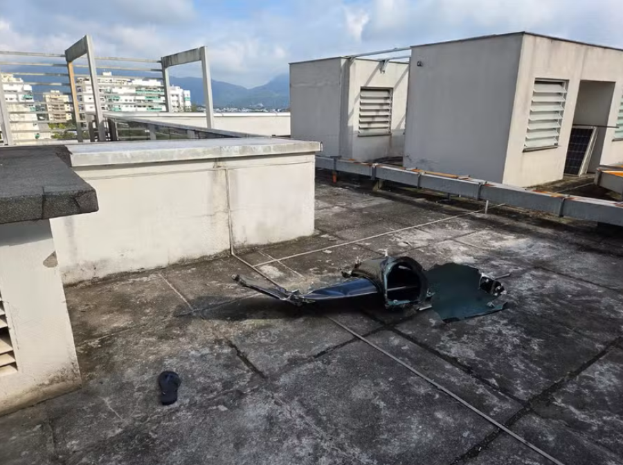 Destroços de helicópteros atingem telhado de condomínio após colisão aérea no Rio de Janeiro