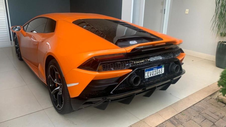 Lamborghini de R$ 3,8 milhões é apreendida em condomínio de luxo durante operação policial