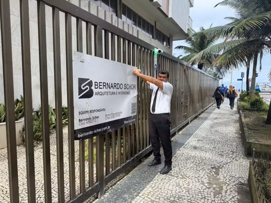 Condomínio em Ipanema enfrenta batalha para recuperar placa de aviso de obra retirada da fachada