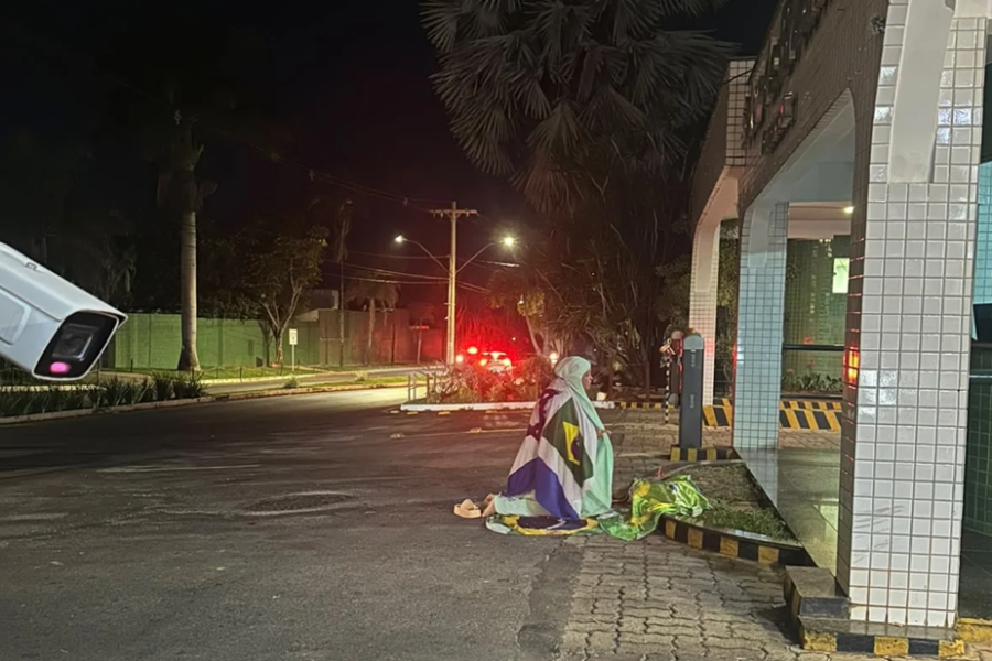 Apoiadora realiza ato em condomínio de Bolsonaro mesmo após restrições impostas pela Justiça