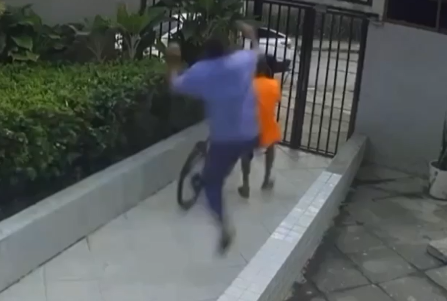 Porteiro reage com voadora e impede roubo de bicicleta em prédio em Boa Viagem, Recife